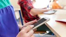 A medida estabelece restrições para alunos do ensino fundamental e infantil visando bem-estar e educação - Imagem: Reprodução / Freepik