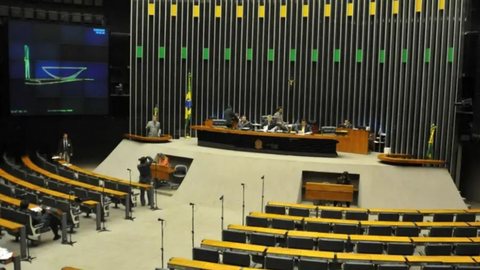 Relatório deve ser apresentado ainda em maio com foco em reduzir jornada sem cortar salários. - Imagem: Reprodução/Câmara dos Deputados.