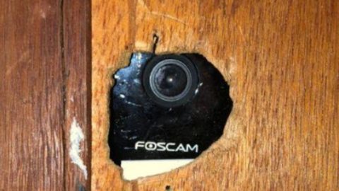 Mulher encontrou câmera escondida em Airbnb - Imagem: reprodução Twitter