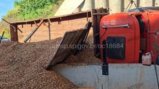 Caminhão carregado de amendoim tomba e interdita acesso na SP-233 - Imagem: Divulgação / Artesp