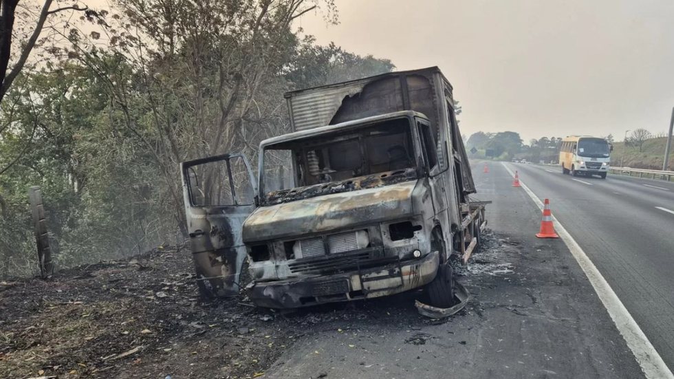 Caminhão com carga de 6 mil dinamites pega fogo e interdita a Rodovia Washington Luís - Imagem: Reprodução / EPTV / Gustavo Nolasco