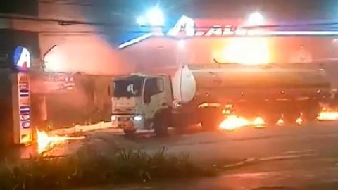 Caminhão-tanque pega fogo e causa incêndio em posto de combustível de SP - Imagem: reprodução g1