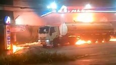 Caminhão-tanque pega fogo e causa incêndio em posto de combustível de SP - Imagem: reprodução g1