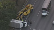 CET foi acionada para realizar o destombamento do caminhão - Imagem: Reprodução / TV Globo