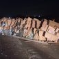 Caminhão com doações sofre acidente e tomba na Rodovia dos Bandeirantes em SP - Imagem: Reprodução/EPTV