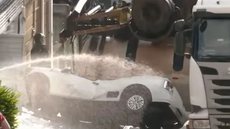 Veículo tombou sobre carro e espalhou combustível inflamável pela pista. - Imagem: Reprodução/Band TV.