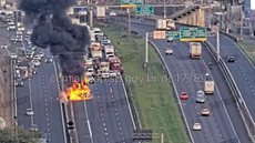 O incêndio, que começou por volta das 5h40, levou à interrupção do tráfego e exigiu a atuação do Corpo de Bombeiros na rodovia - Imagem: Reprodução/G1/Artesp