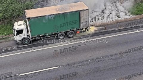 Até o momento, não há informações sobre vítimas e as causas do incêndio ainda estão sendo investigadas pelas autoridades - Imagem: Reprodução/Artesp