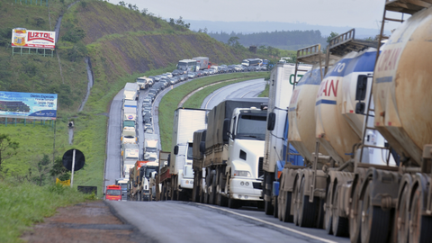 A proposta reforça a fiscalização do piso mínimo do frete e cria piso salarial nacional para motoristas de longa distância - Imagem: Reprodução