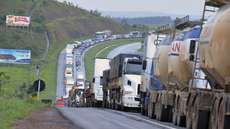 A proposta reforça a fiscalização do piso mínimo do frete e cria piso salarial nacional para motoristas de longa distância - Imagem: Reprodução