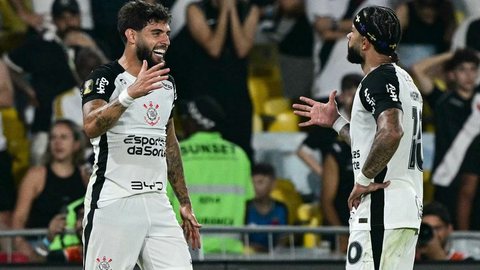 Yuri Alberto e Memphis Depay comemoram vitória do Corinthians - Foto: Pablo PORCIUNCULA / AFP