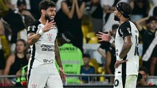 Yuri Alberto e Memphis Depay comemoram vitória do Corinthians - Foto: Pablo PORCIUNCULA / AFP