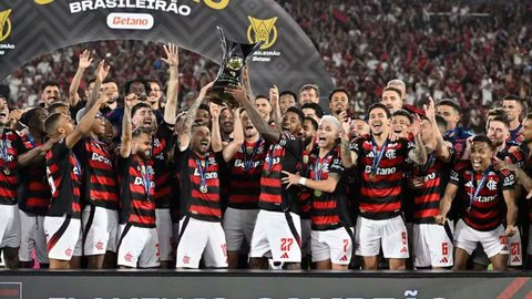 Jogadores do Flamengo comemoram título do Brasileirão após vitória sobre o Ceará, na penúltima rodada - Foto: André Durão