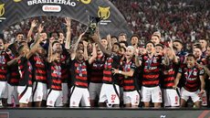 Jogadores do Flamengo comemoram título do Brasileirão após vitória sobre o Ceará, na penúltima rodada - Foto: André Durão