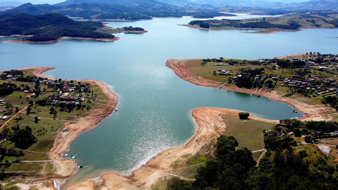 Represas do Sistema Cantareira operam em níveis críticos diante da onda de calor e do aumento do consumo de água - Imagem: Reprodução