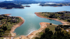 Represas do Sistema Cantareira operam em níveis críticos diante da onda de calor e do aumento do consumo de água - Imagem: Reprodução