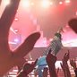 Cantor cai durante show após fã jogar celular em palco; veja vídeo - Imagem: Reprodução/Redes Sociais