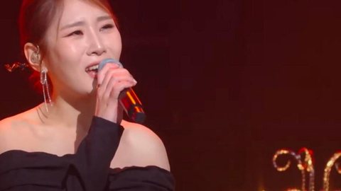 Em sua última aparição pública, Haesoo cantou no programa "Immortal Songs", da rede sul-coreana de televisão KBS World TV - Imagem: reprodução redes sociais