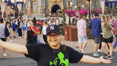 A cantora Midian Lima está sendo criticada nas redes sociais por passar as férias na Disney com a família. - Imagem: reprodução I Instagram @pramidianlima