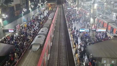 Estação Brás da CPTM lotada de passageiros - Imagem: Reprodução / TV Globo / Herminio Bernardo