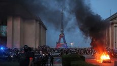 Torcedores do PSG tumultuaram Paris após o bicampeonato da Liga dos Campeões - Imagem: Reprodução/AP/Thomas Padilla