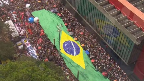 Neste domingo, manifestantes se reuniram em diversas cidades para protestar contra a PEC da Blindagem e a anistia a condenados pelos atos de 8 de janeiro - Imagem: Reprodução/TV Globo