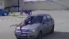 Vídeo mostra mulher queimada sendo arrastada pelo marido em capô de carro - Imagem: reprodução
