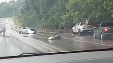Colisão no km 84 resultou em duas mortes e bloqueou a via no fim da tarde desta sexta-feira. - Imagem: Reprodução/TV TEM.