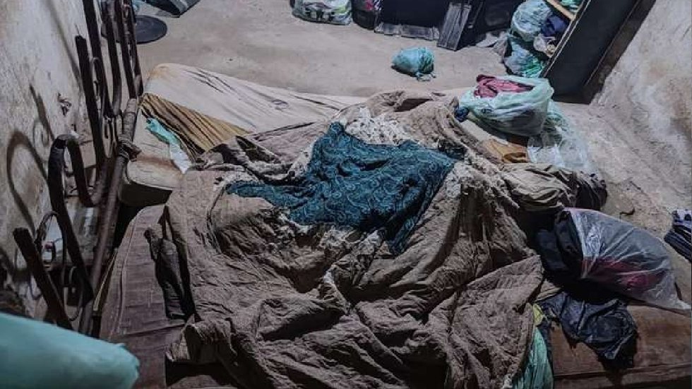 Mãe e filhos de 19 anos e 22 anos foram encontrados pela polícia desnutridos e desidratados - Imagem: Divulgação/Policia Militar