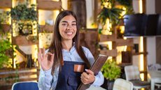 Com a aprovação, estabelecimentos devem ter cardápios impressos para 10% da clientela e penalidades para descumprimento - Imagem: Reprodução/Freepik