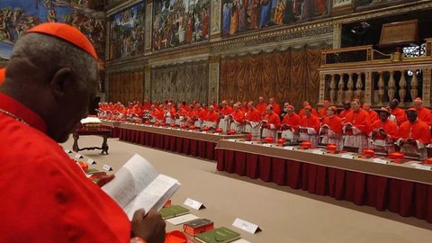 Votação secreta exigirá dois terços dos votos para eleger o novo líder da Igreja Católica - Imagem: Reprodução / X / @viagempassado