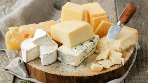 O cardiologista afirmou que existe uma opção de queijo em específico que pode ser benéfica ao coração - Imagem: Reprodução/Freepik