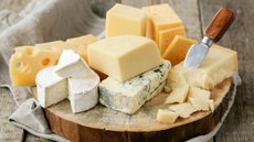 O cardiologista afirmou que existe uma opção de queijo em específico que pode ser benéfica ao coração - Imagem: Reprodução/Freepik