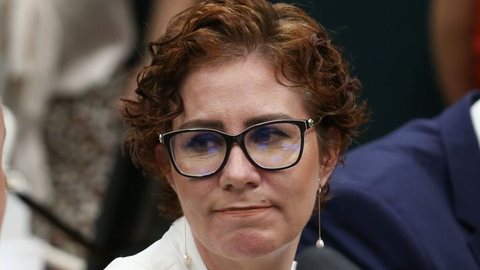Zambelli, condenada a 10 anos de prisão pelo STF, deixou o Brasil e busca refúgio na Itália, onde possui cidadania - Imagem: Reprodução / Lula Marques / Agência Brasil