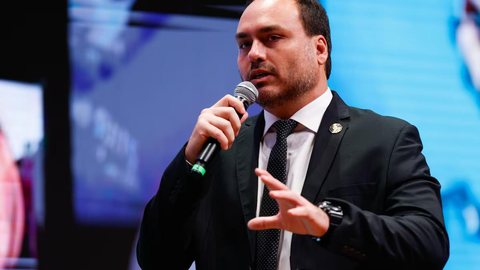 Mudança de comando no gabinete mantém assessores investigados e reacende debate sobre práticas no Legislativo. - Imagem: Reprodução