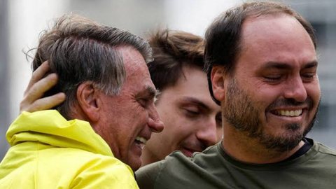 Ex-presidente Jair Bolsonaro e o o vereador Carlos Bolsonaro (PL-RJ) - Imagem: Reprodução / X / @CarlosBolsonaro