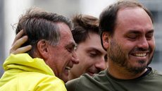 Ex-presidente Jair Bolsonaro e o o vereador Carlos Bolsonaro (PL-RJ) - Imagem: Reprodução / X / @CarlosBolsonaro