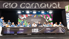 Representantes das escolas acompanham sorteio da ordem de leitura dos quesitos realizado pela Liesa. - Imagem: LIESA