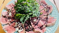 Uma explosão de sabores: carpaccio com rúcula e gorgonzola - Imagem: Divulgação/Chef Luiz Borba