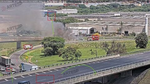 Carreta tomba, pega fogo e deixa motorista ferido em Jundiaí - Imagem: Divulgação / Artesp