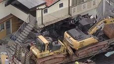 Caminhão carregado com tratores causa acidente e deixa feridos em Caieiras. - Imagem: Reprodução/TV Globo.