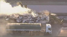 Carreta carregada com celulose pegou fogo após tombar na Rodovia dos Imigrantes, em São Bernardo do Campo - Imagem: Reprodução