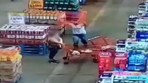 Homem arremessou carrinho de compras em mulher - Imagem: reprodução Twitter