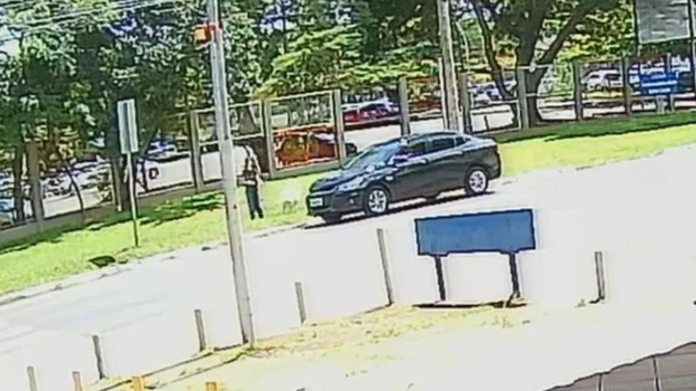 Vídeo mostra momento em que homem para o carro e assedia criança em plena luz do dia - Imagem: reprodução