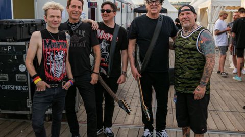 Carro da banda Offspring pega fogo no Canadá - imagem: reprodução Instagram @offspring