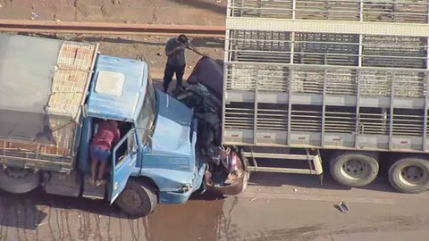 O carro em que o motorista Jarbas Maximiano da Silva, de 58 anos, estava foi prensado por dois caminhões - Imagem: reprodução TV Globo