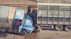O carro em que o motorista Jarbas Maximiano da Silva, de 58 anos, estava foi prensado por dois caminhões - Imagem: reprodução TV Globo