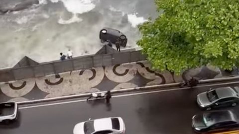 Em vídeo: carro perde o controle e cai no mar, em Niterói; assista - Imagem: reprodução redes sociais
