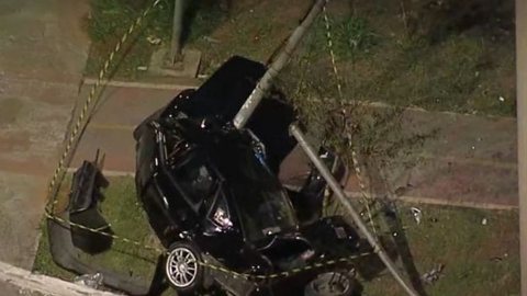Veículo colide contra poste em frente ao Terminal Sapopemba e motorista fica ferido - Imagem: Reprodução/TV Globo