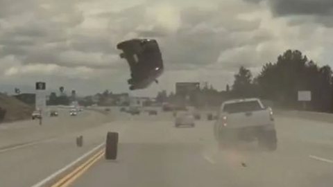 VÍDEO impressionante mostra carro voando após ser atingido por roda de veículo - Imagem: reprodução redes sociais